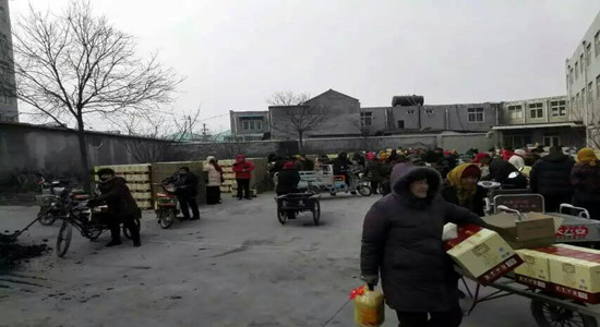 章丘金属颜料为村民发福利.jpg 章丘金属颜料为村民发福利.jpg